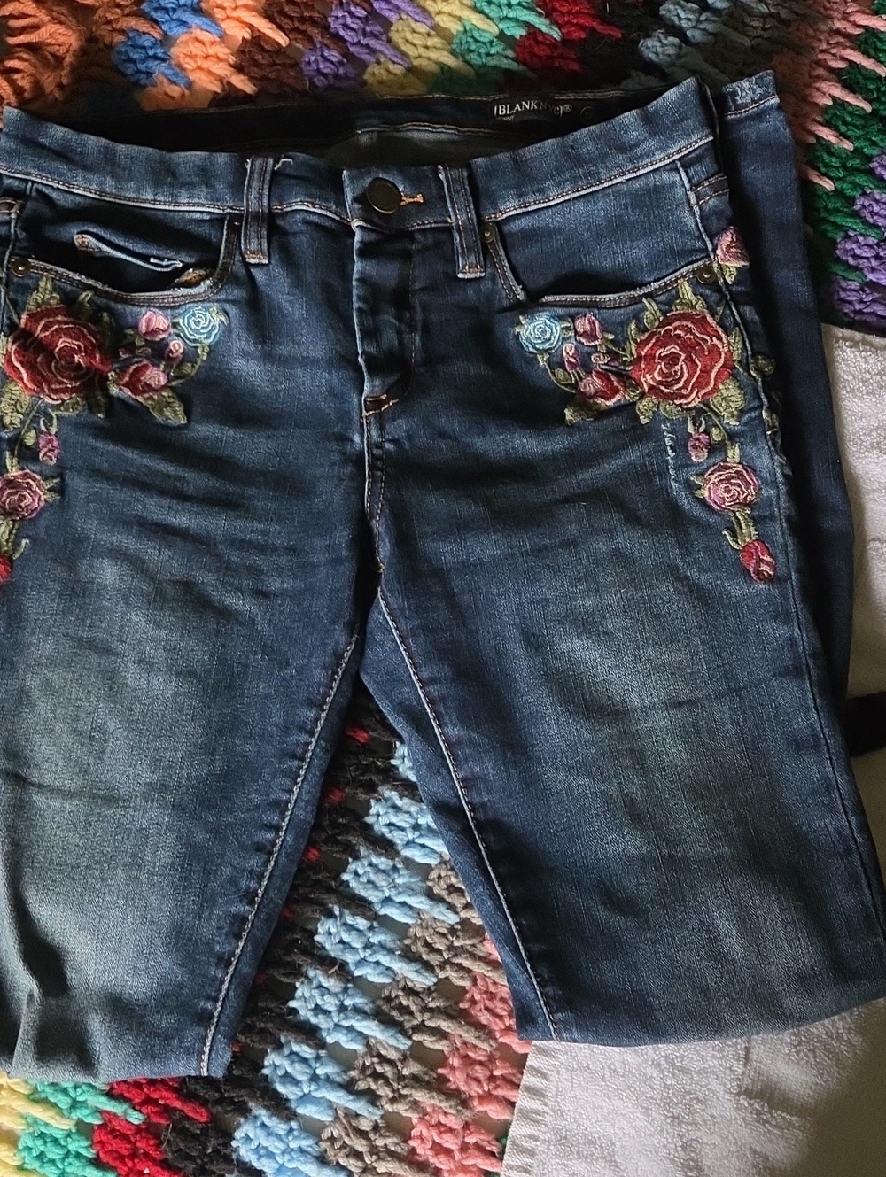 BLANKNYC Dark Wash Floral Embroidered Rose Skinny Jeans. Size 27.